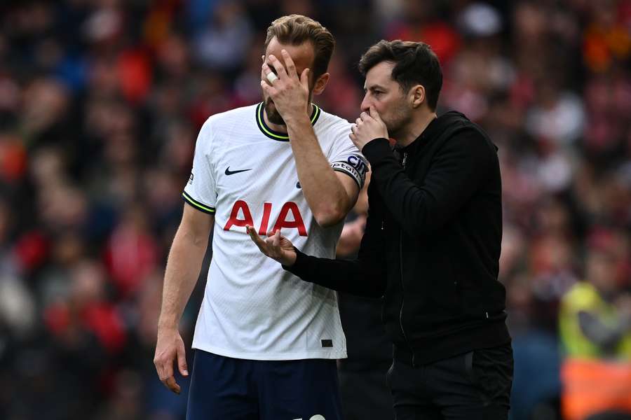 Interim head coach Ryan Mason (R) speaks with Tottenham Hotspur's English striker Harry Kane (L) after they concede a penalty at 2-0 down