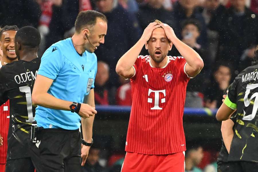 Rozhodčí Joao Pinheiro a Harry Kane v odvetě semifinále Ligy mistrů mezi Bayernem a PSG.