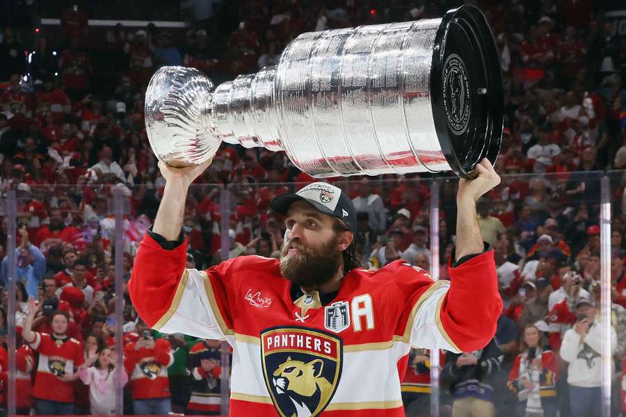 Ekblad chcel zostať na Floride, a preto poskytol klubu finančnú zľavu. Ekblad chcel zostať na Floride, a preto poskytol klubu finančnú zľavu.