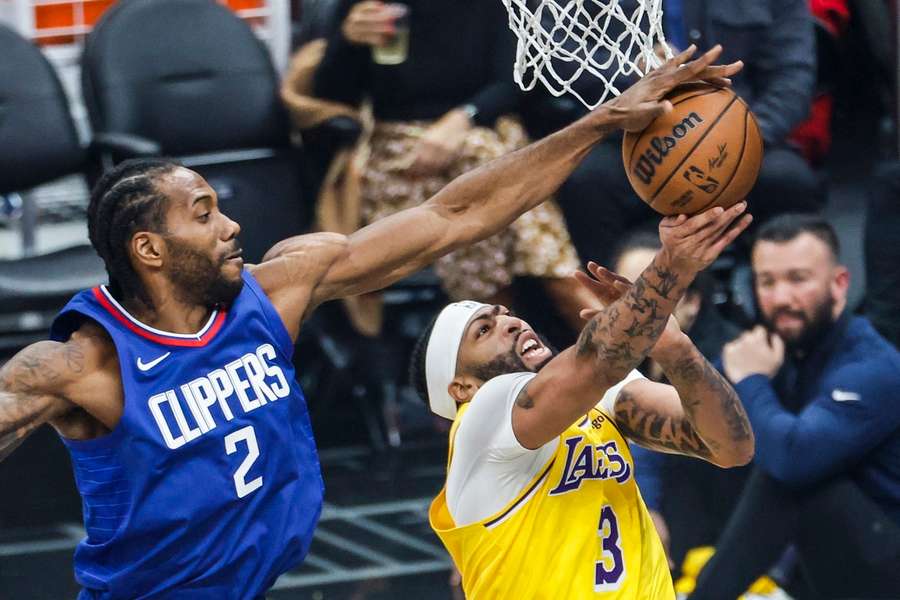 Kawhi Leonard (l.) stoppt Anthony Davis (r.).