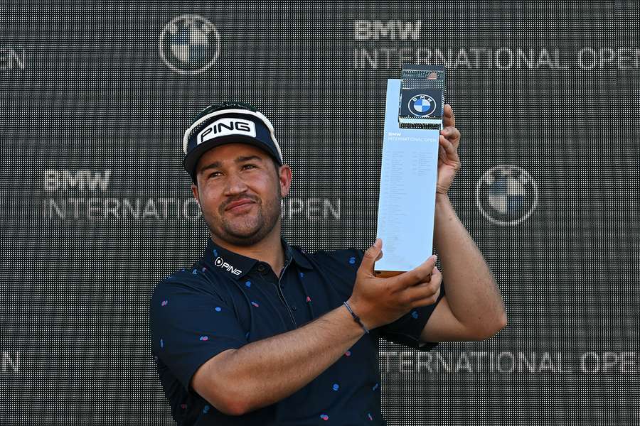 Lawrence posa com o troféu depois de vencer o Open Internacional de Munique