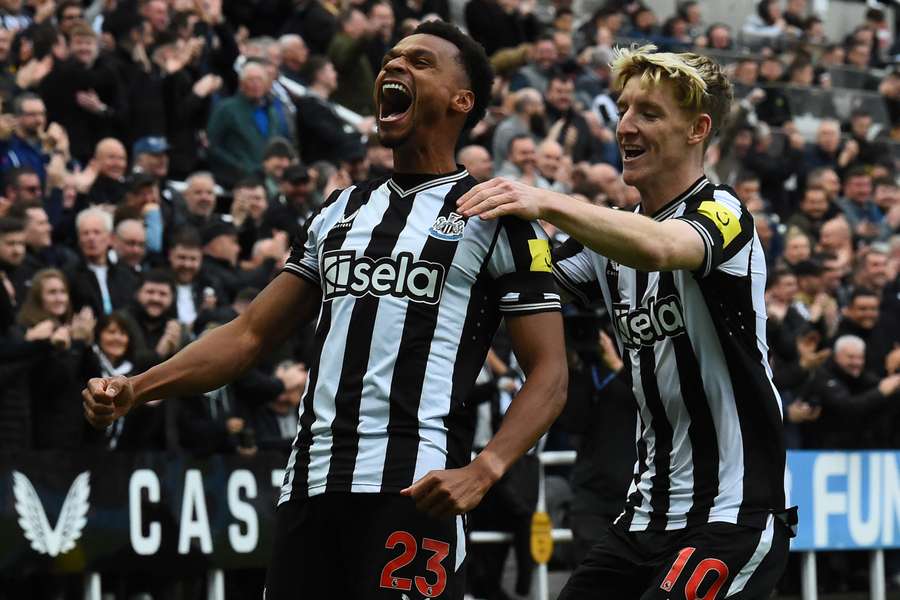 Newcastle midfielder Jacob Murphy celebrates with Anthony Gordon (R) 