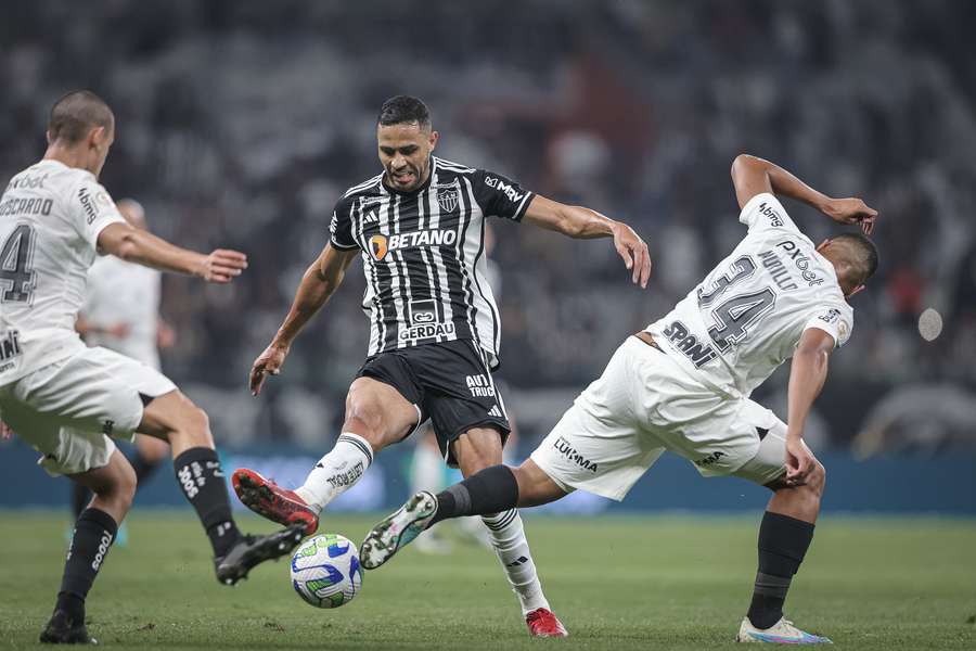 Atlético-MG foi envolvido pela marcação do Corinthians