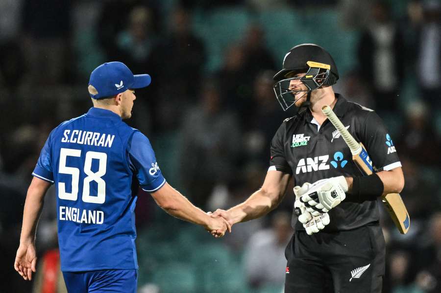 New Zealand's Ben Lister (R) shakes hands with England's Sam Curran