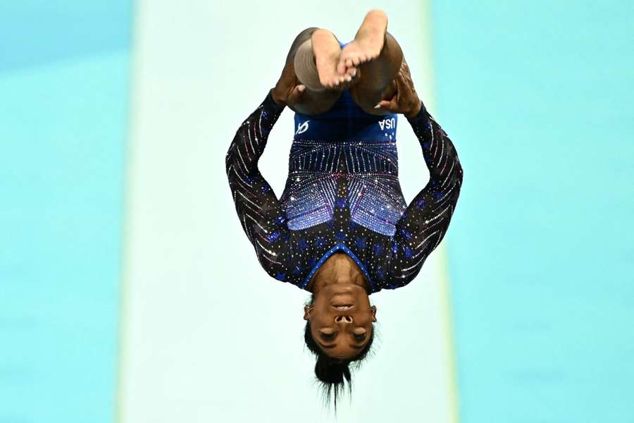 Simone Biles aumentou o grau de dificuldade da disputa com salto espetacular