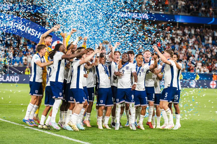 Svěřenci Lee Carsleyho slaví s trofejí.