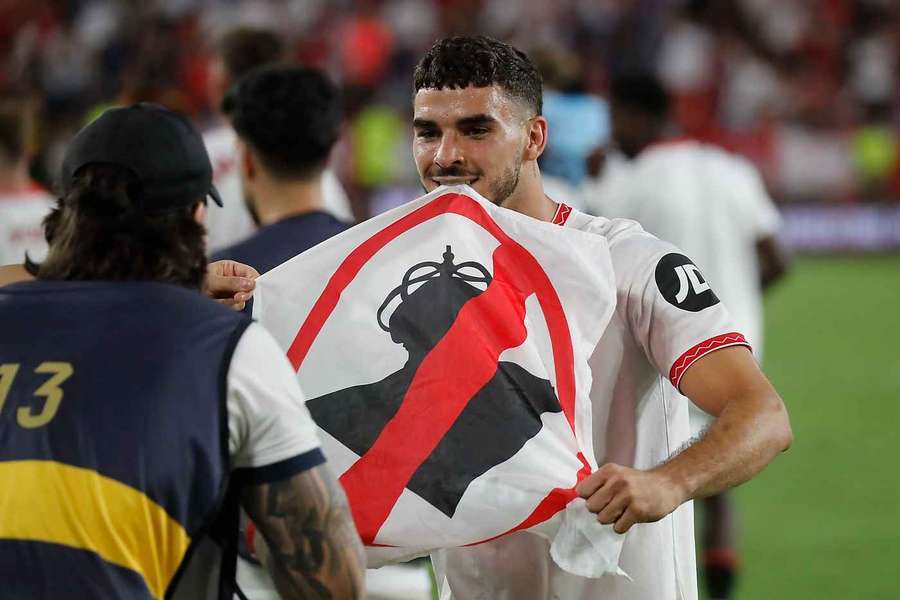 Isaac, con una bandera contra el Real Betis tras el derbi