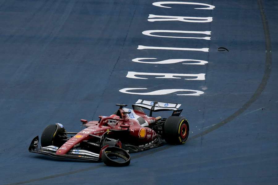 La Ferrari di Leclerc costretta al ritiro dopo lo scontro con Antonelli