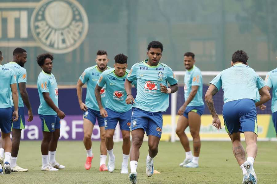 Rodrygo durante atividade no CT do Palmeiras com a Seleção Brasileira