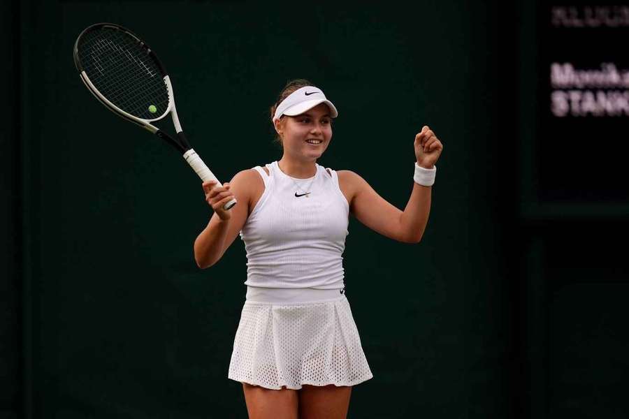 Monika Stankiewicz świętująca zwycięstwo podczas juniorskiego Wimbledonu