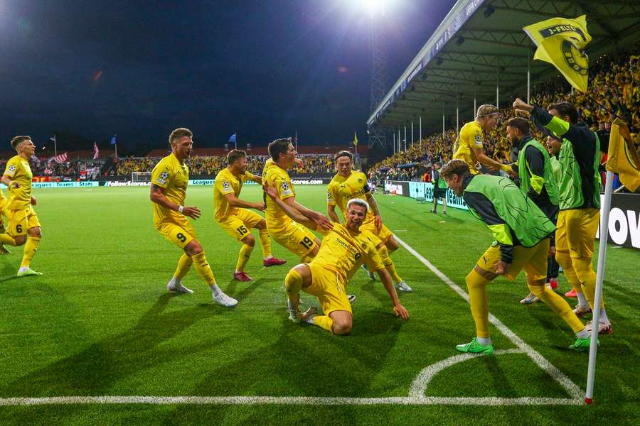 Hráči Bodö/Glimt oslavují gól v zápase s CZ Bělehrad.