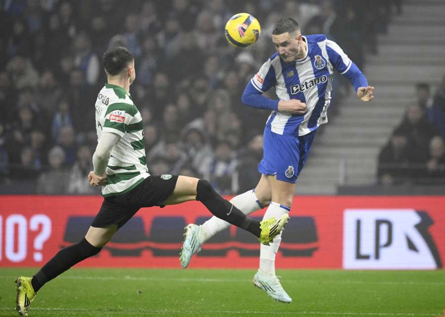 Deniz Gul cabeceia a bola ao lado de Ivan Fresneda Deniz Gul cabeceia a bola ao lado de Ivan Fresneda