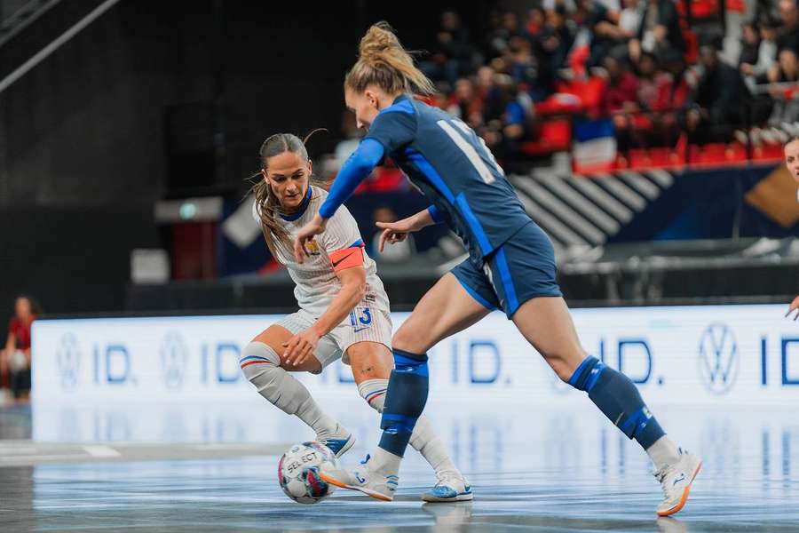 Alexandra Atamaniuk au duel avec Matilda Herranen lors de France-Finlande, le 20 mars 2025.
