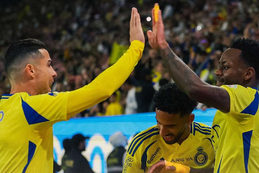Cristiano Ronaldo cumprimenta Jhon Durán após primeiros gols pelo Al-Nassr