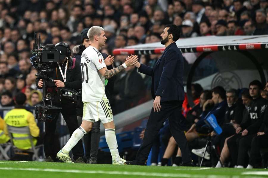 Mastantuono saluda a Arbeloa tras ser sustituido