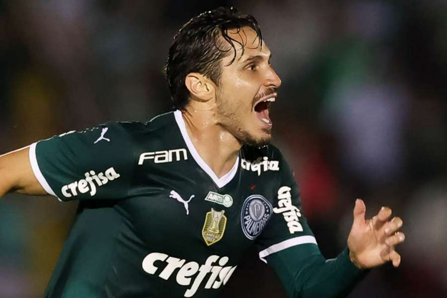 Raphael Veiga marca golaço e Palmeiras vence a primeira no Paulistão