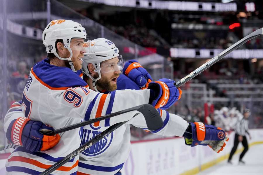 Leon Draisaitl (r.) feiert gemeinsam mit Connor McDavid.