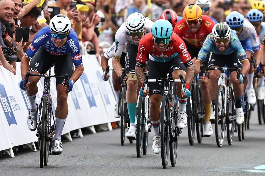 Philipsen (à esquerda) venceu a sua segunda etapa consecutiva no Tour de France