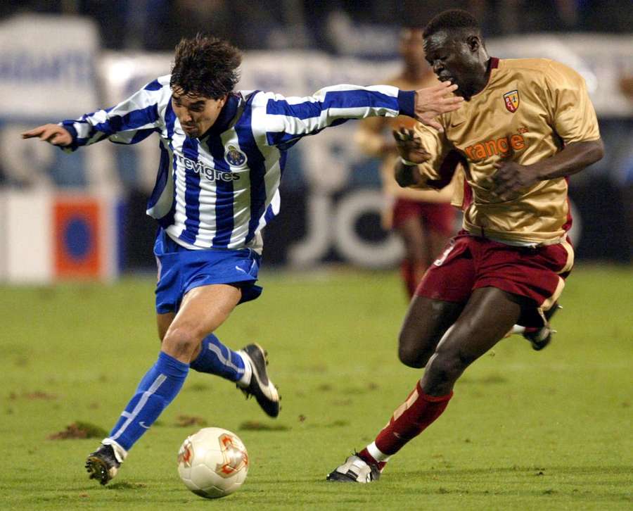 Abdoulaye Faye (Lens) à la lutte avec Deco (FC Porto) lors du 16e de finale aller de Coupe UEFA au stade das Antas, le 28 novembre 2002 Abdoulaye Faye (Lens) à la lutte avec Deco (FC Porto) lors du 16e de finale aller de Coupe UEFA au stade das Antas, le 28 novembre 2002