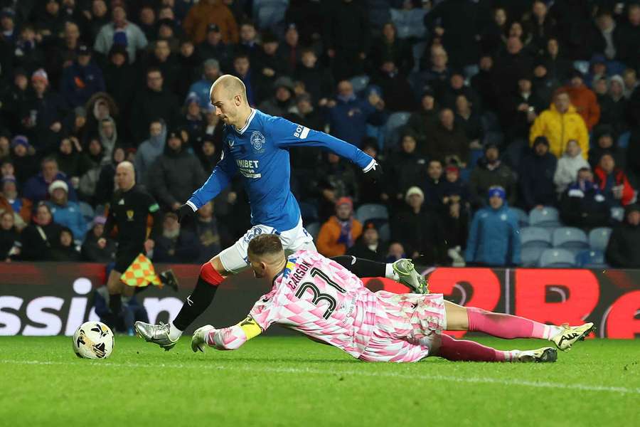 Vaclav Cerny, do Rangers, contorna Trevor Carson, do Dundee, para marcar o golo
