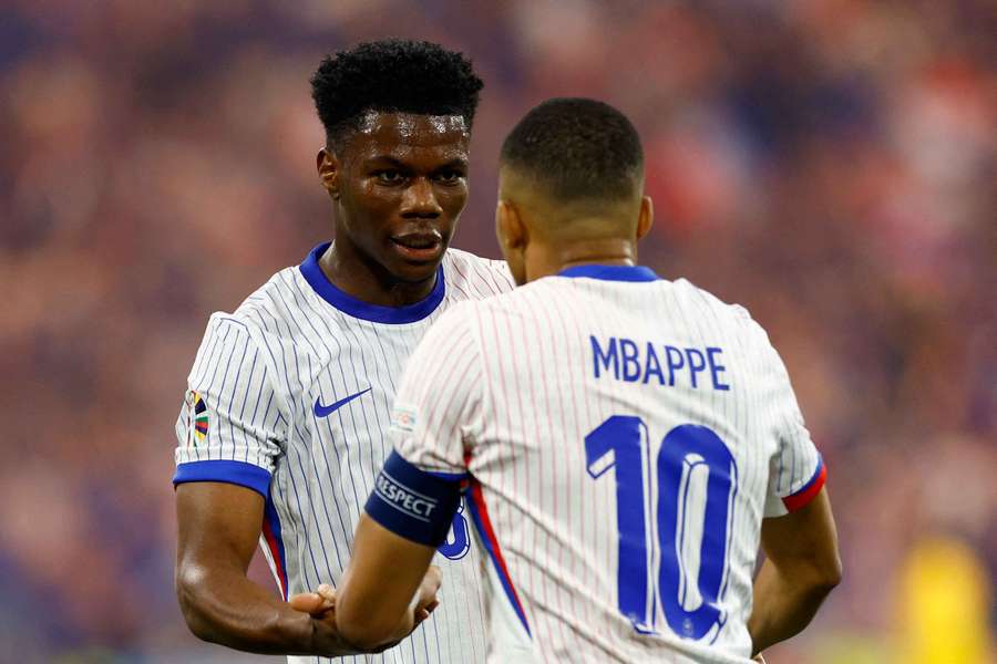 Mbappé e Tchouaméni durante um jogo da França