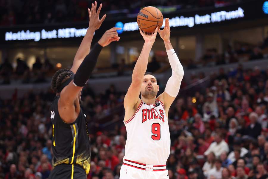 Nikola Vucevic ganha a vida com os Chicago Bulls.