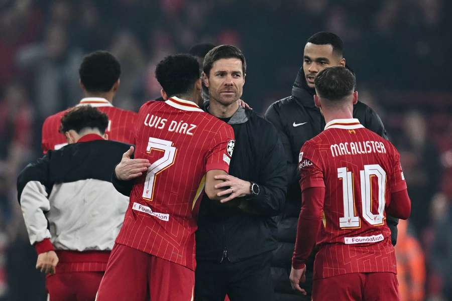 Alonso (centre) struggled on his return to Anfield