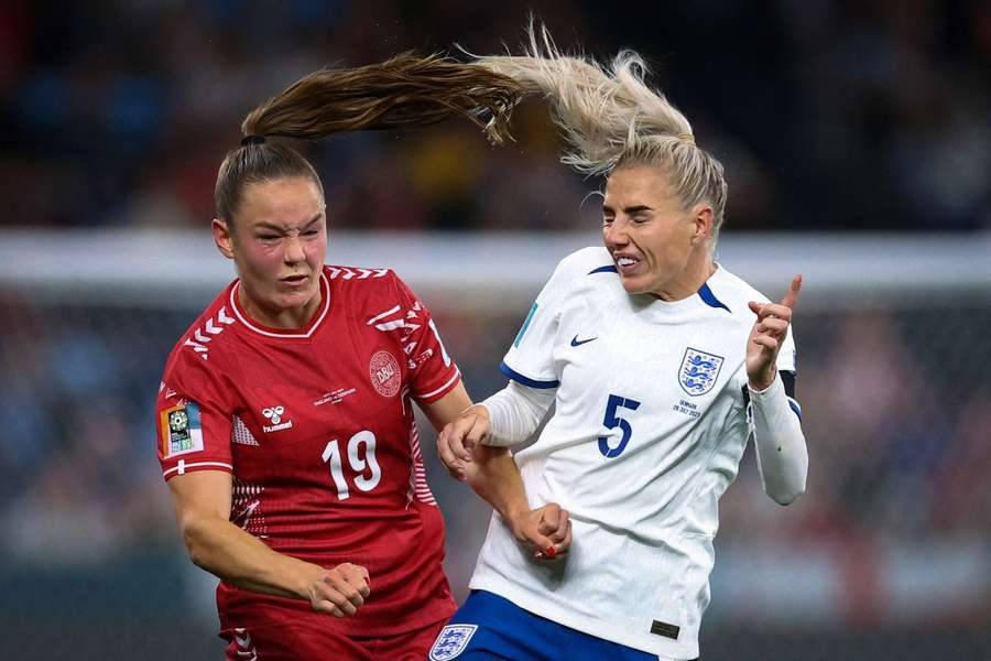 Angličanka Alex Greenwoodová v akci s Dánkou Janni Thomsenovou během Světového poháru