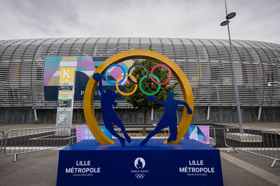 Esta fotografía tomada el 23 de julio de 2024 muestra una estatua de atletas jugando al baloncesto y al balonmano frente al Stade Pierre-Mauroy de Villeneuve-d'Ascq.