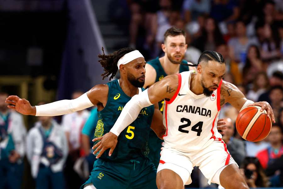 Patty Mills van Australië in actie tegen Dillon Brooks van Canada 