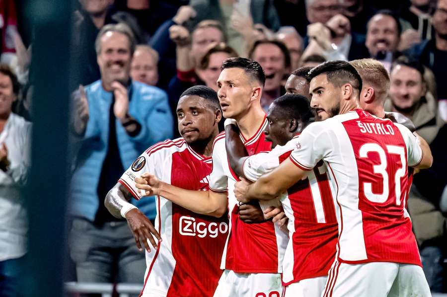 Ajax juicht na de 2-0 tegen Olympique Marseille van afgelopen donderdag
