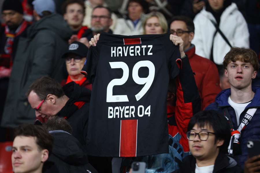 Ein Bayer-Fan präsentiert ein ehemaliges Trikot von Havertz