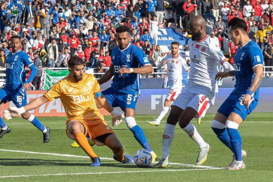 Didier Lamkel Zé (v bielom) v semifinále MS klubov. 