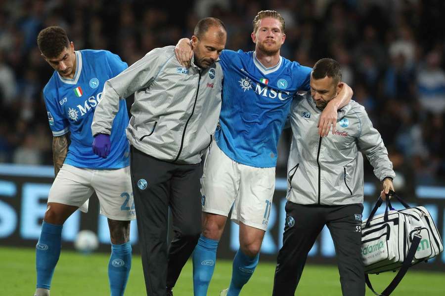 Kevin De Bruyne apoiado pela equipa médica
