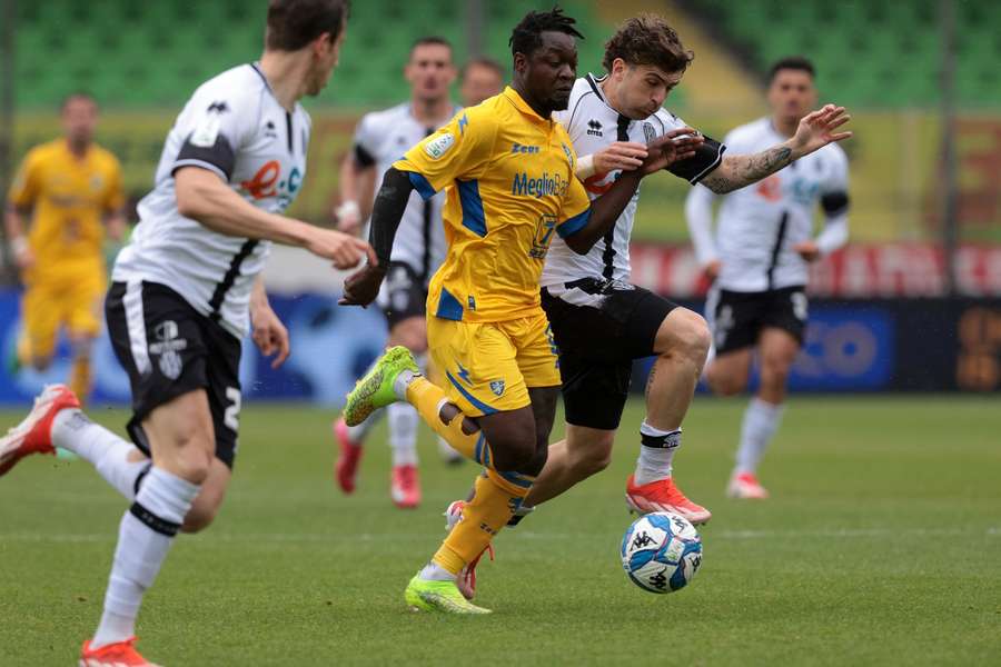Ben Lhassine Kone durante la partita tra Cesena e Frosinone