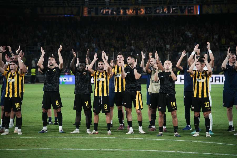 Jucătorii lui AEK Atena se salută cu fanii