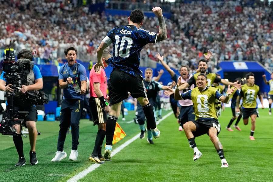 Cupa Mondială 2026 | Argentina a întors dramatic semifinala cu Anglia, scor 2-1, și s-a calificat în marea finală, unde o va întâlni pe Spania Cupa Mondială 2026 | Argentina a întors dramatic semifinala cu Anglia, scor 2-1, și s-a calificat în marea finală, unde o va întâlni pe Spania
