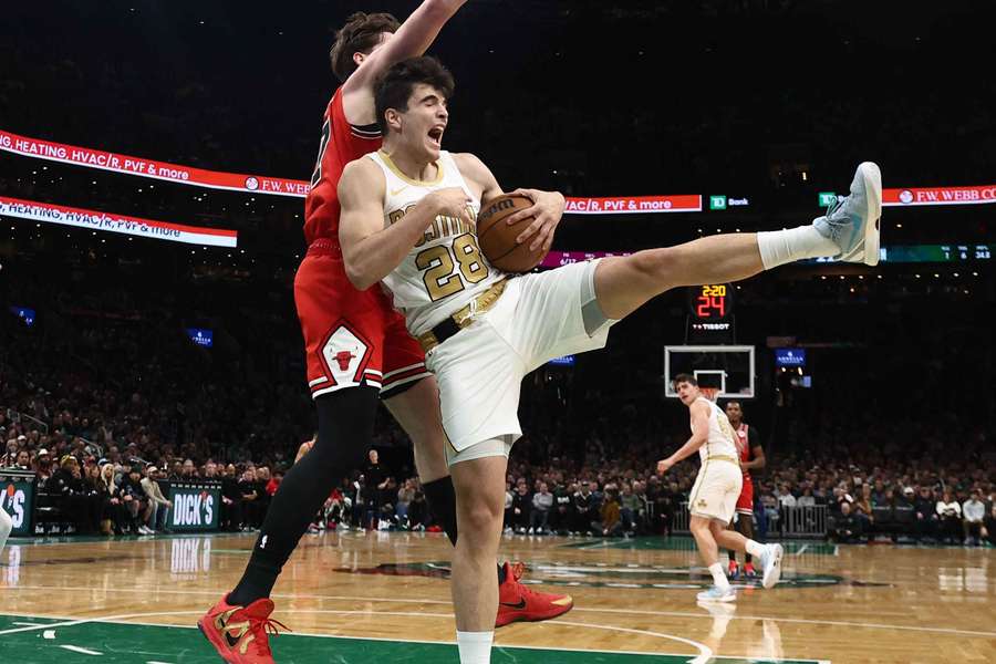 Hugo González se queja de una falta Hugo González se queja de una falta