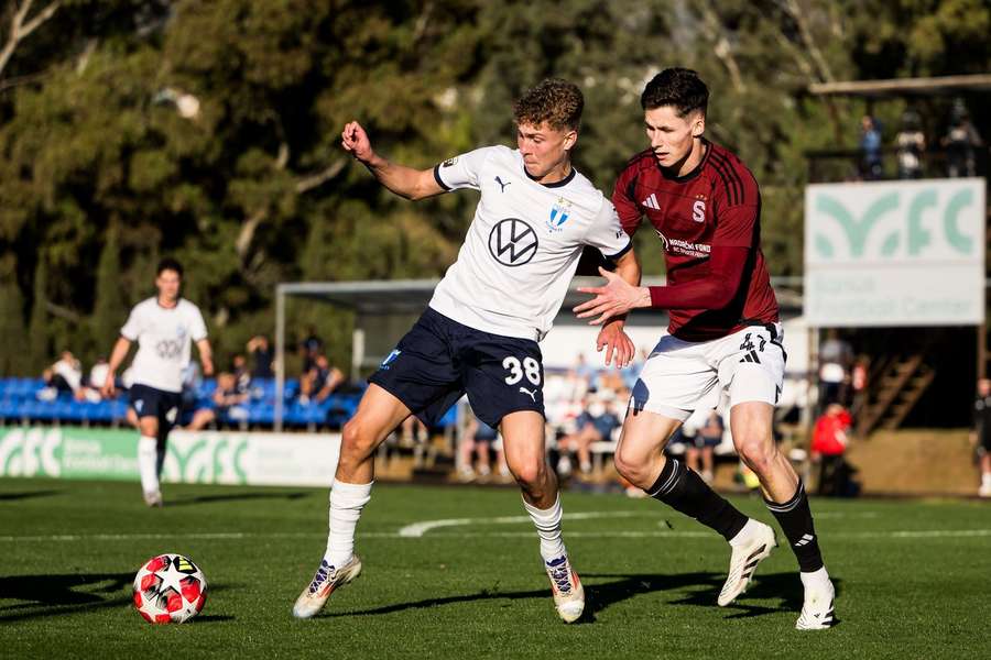 Martin Vitík (vpravo) v zápase s Malmö na soustředění v Marbelle