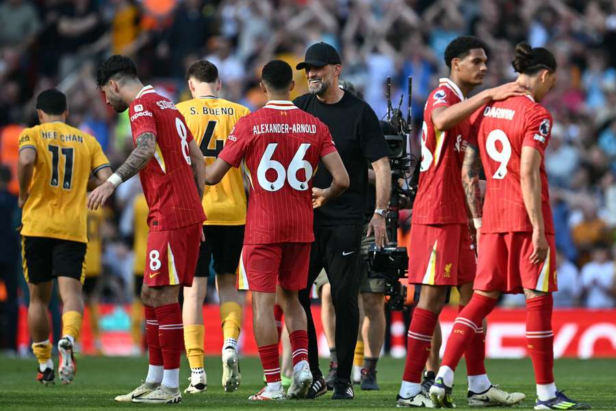 Niemiecki menedżer Liverpoolu Jurgen Klopp dziękuje swoim piłkarzom na boisku 