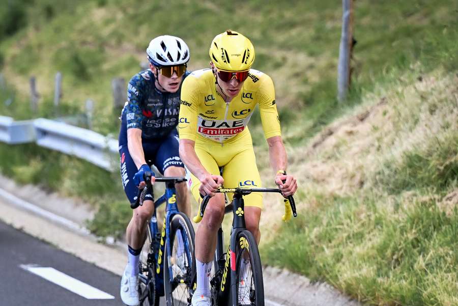 Tadej Pogacar (r.) und Jonas Vingegaard lieferten sich bereits den zweiten Showdown bei dieser Tour.