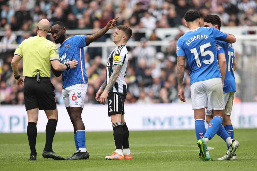 Lutsharel Geertruida of Sunderland reports an incident to referee Anthony Taylor