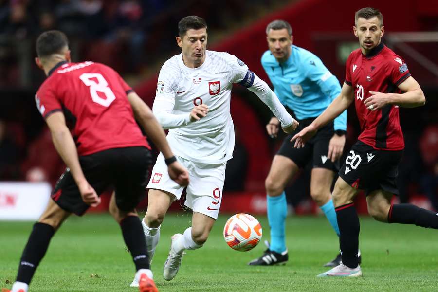 Robert Lewandowski i Ylber Ramadani z Albanii podczas meczu el. Mistrzostw Europy 2024, 27 marca 2023 r. na stadionie PGE Narodowy w Warszawie. Robert Lewandowski i Ylber Ramadani z Albanii podczas meczu el. Mistrzostw Europy 2024, 27 marca 2023 r. na stadionie PGE Narodowy w Warszawie.