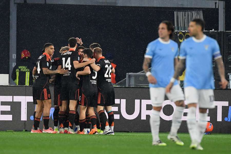 Hráči Coms slaví gól proti Laziu.