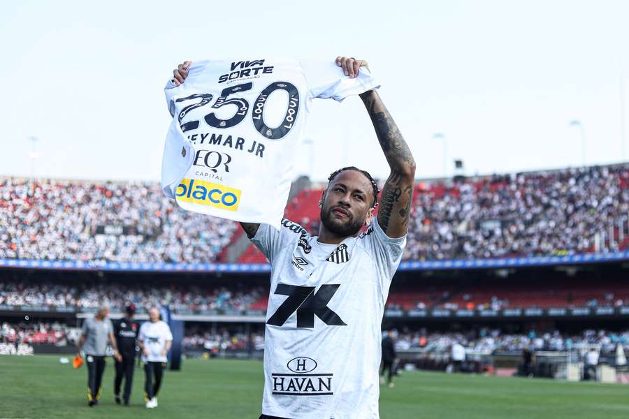 Neymar recebe homenagem antes da partida contra o Vasco, no Morumbis Neymar recebe homenagem antes da partida contra o Vasco, no Morumbis