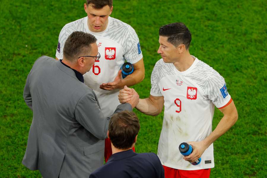 Landstræner Czesław Michniewicz og stjernen Robert Lewandowski spiller begge hovedroller i den verserende kontrovers i Polen.
