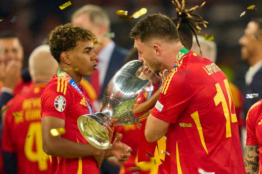 Yamal und Laporte nach dem Gewinn der Europameisterschaft 2024
