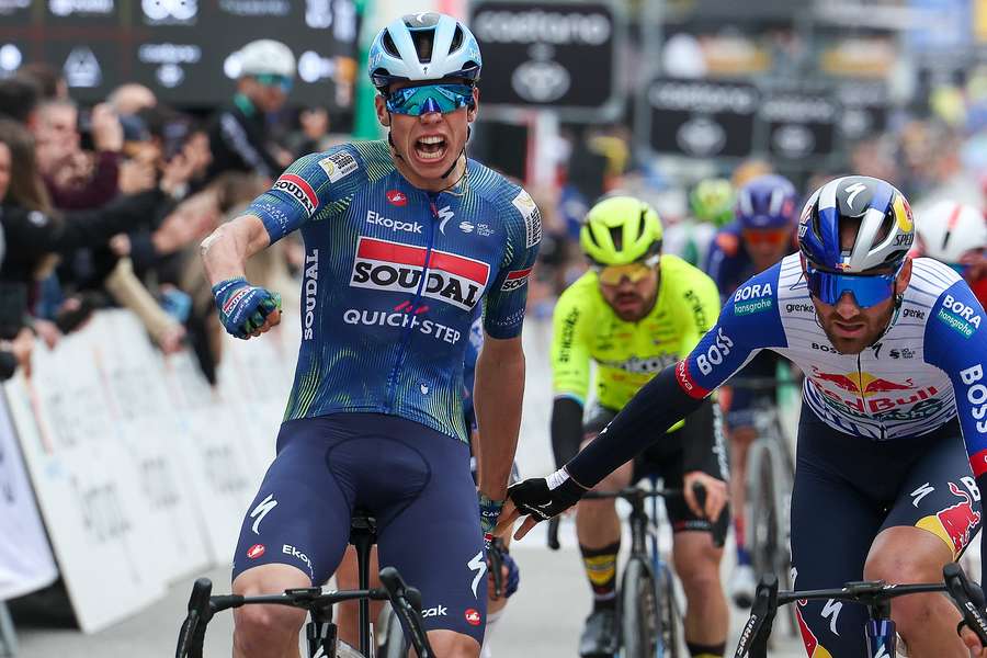 O ciclista Paul Magnier, (Soudal Quick-Step) em ação na Volta ao Algarve