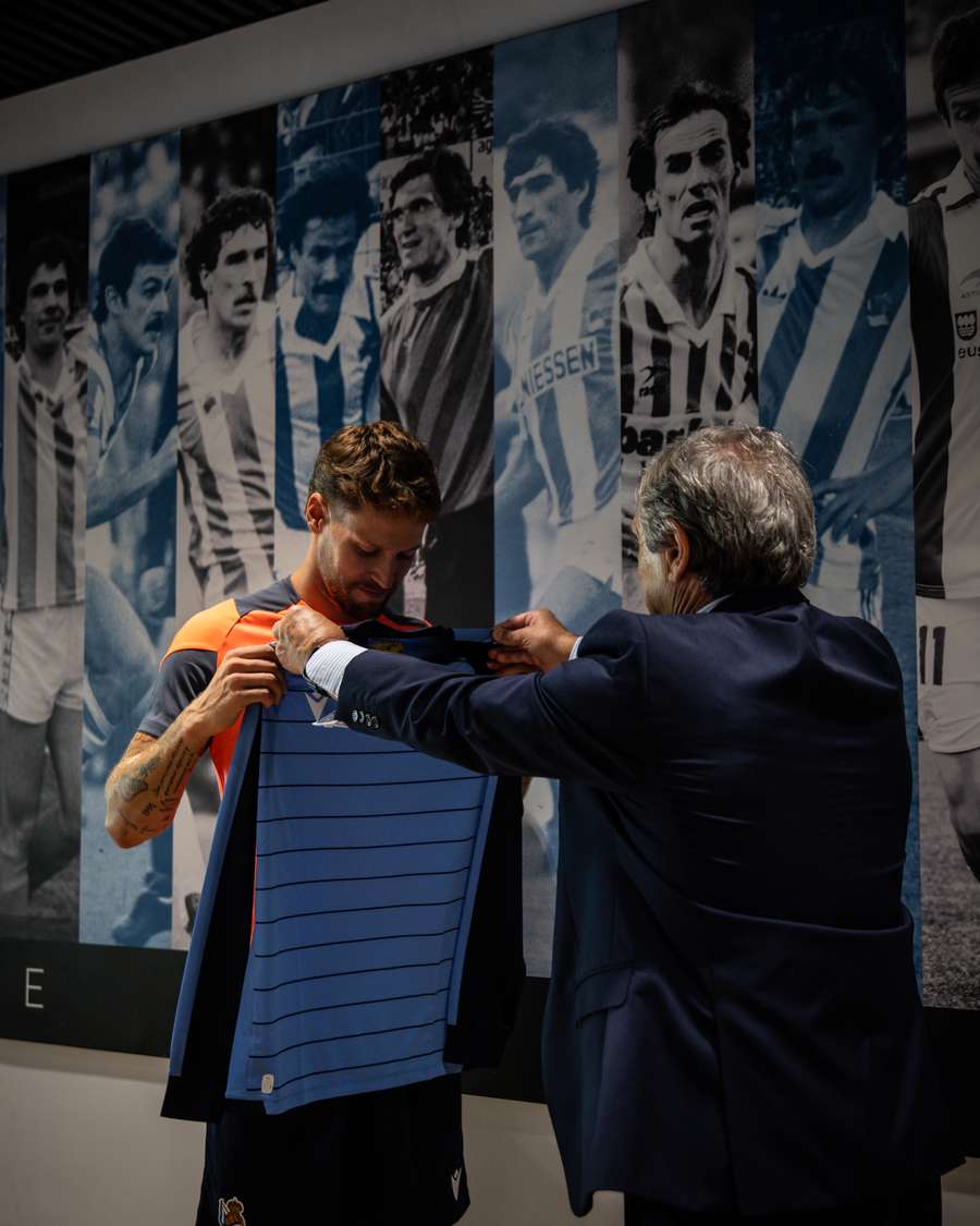 Arconada, viendo cómo le queda su camiseta a Remiro
