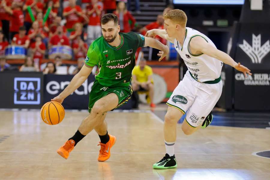 Jovan Kljajic, ante Alberto Díaz en el Unicaja Málaga-Coviran Granada